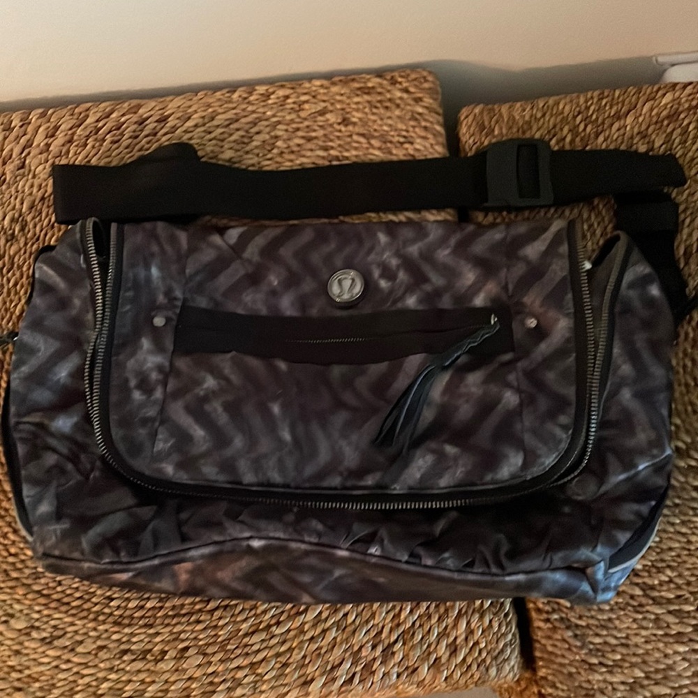 Lululemon yoga moto messenger bag
